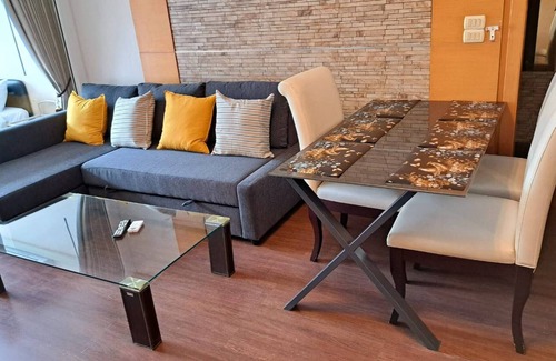 Khlong Toei Nuea Apartment | Top-Rated 3BR Retreat in Downtown Bangkok with Pool