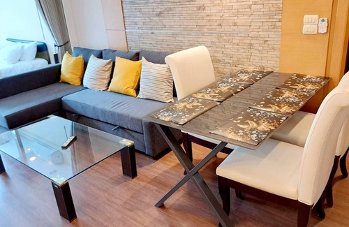 Khlong Toei Nuea Apartment | Top-Rated 3BR Retreat in Downtown Bangkok with Pool