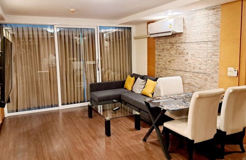 Khlong Toei Nuea Apartment | Top-Rated 3BR Retreat in Downtown Bangkok with Pool
