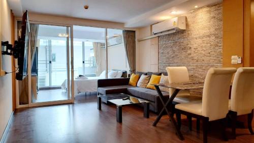 Khlong Toei Nuea Apartment | Elegant 3-Bedroom Retreat in Downtown Bangkok Near BTS