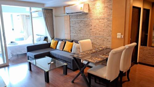 Khlong Toei Nuea Apartment | Elegant 3-Bedroom Retreat in Downtown Bangkok Near BTS