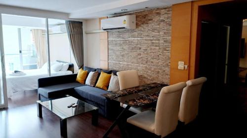 Khlong Toei Nuea Apartment | Elegant 3-Bedroom Retreat in Downtown Bangkok Near BTS