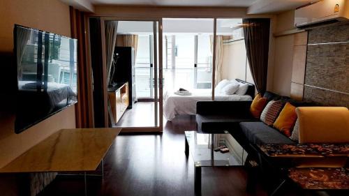Khlong Toei Nuea Apartment | Elegant 3-Bedroom Retreat in Downtown Bangkok Near BTS