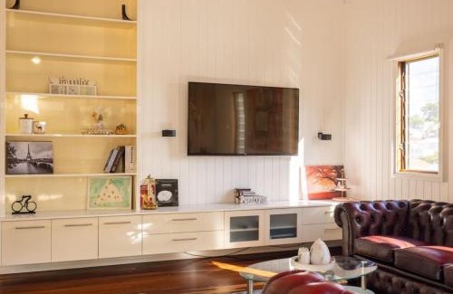 Coorparoo House | Convenient 5BR Queenslander in Coorparoo, Close to CBD