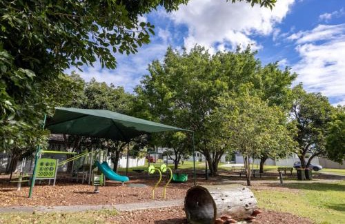 Coorparoo House | Convenient 5BR Queenslander in Coorparoo, Close to CBD