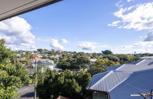 Coorparoo House | Convenient 5BR Queenslander in Coorparoo, Close to CBD