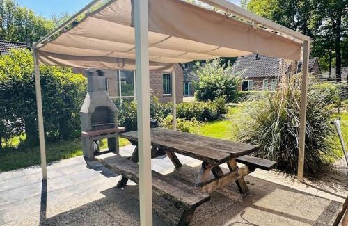 Ewijk House | Relax in 6p Boshuis 'De Groene Specht' with Hot Tub Bliss