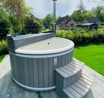 Ewijk House | Relax in 6p Boshuis 'De Groene Specht' with Hot Tub Bliss