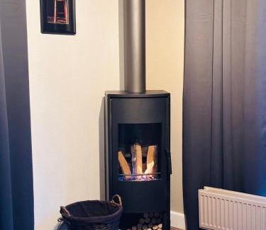 Ewijk House | Relax in 6p Boshuis 'De Groene Specht' with Hot Tub Bliss