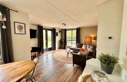 Ewijk House | Relax in 6p Boshuis 'De Groene Specht' with Hot Tub Bliss