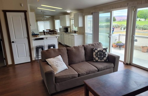 Desert Aire House | Explore 6th Hole Loop: Family-Friendly & Breakfast Included