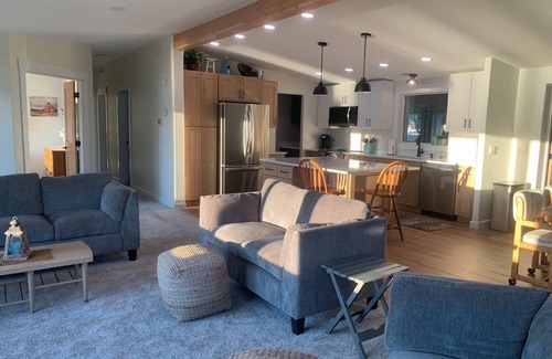 Davenport House | Lakefront Retreat: 7 Bays Home with Stunning Views