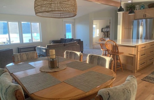 Davenport House | Lakefront Retreat: 7 Bays Home with Stunning Views