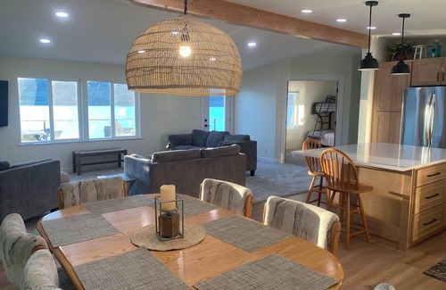 Davenport House | Lakefront Retreat: 7 Bays Home with Stunning Views