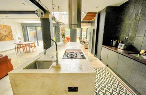 Winchmore Hill House | Inviting 7-Bed House in London - Family & Pet Friendly