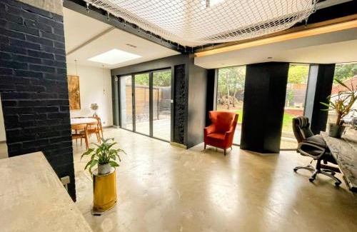 Winchmore Hill House | Inviting 7-Bed House in London - Family & Pet Friendly