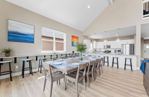 Kimberling City House | Cozy 7 Bed Lake House with Pools and Game Room Retreat