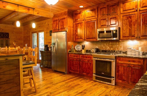 Maggie Valley Cabin | Inviting 7 Bedroom Log Cabin for Reunions & Weddings