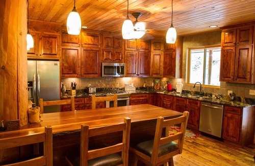 Maggie Valley Cabin | Inviting 7 Bedroom Log Cabin for Reunions & Weddings