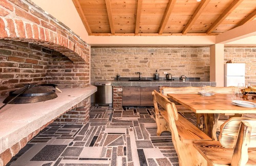 Polaca House | Spacious Vacation Home with Outdoor Wellness & Fun Activities
