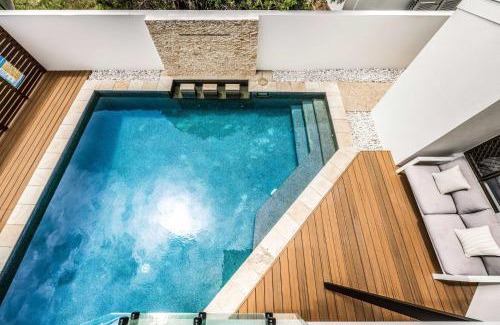 Mooloolaba House | Beautiful 7 Bedroom Home on Mooloolaba Canal with Pool