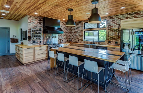 Weston House | The Retreat: 7 Bedroom Haven with Hoops and Movies!