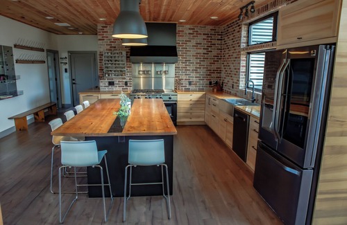 Weston House | The Retreat: 7 Bedroom Haven with Hoops and Movies!