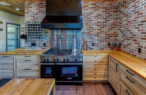 Weston House | The Retreat: 7 Bedroom Haven with Hoops and Movies!