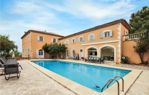 Apt House | Spacious 7-Bedroom Home in Apt with Pool & Pet-Friendly