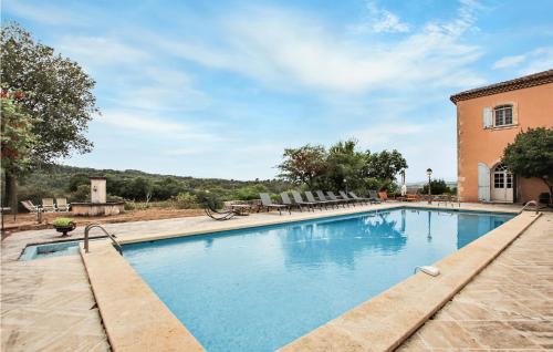 Apt House | Spacious 7-Bedroom Home in Apt with Pool & Pet-Friendly