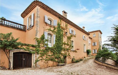 Apt House | Spacious 7-Bedroom Home in Apt with Pool & Pet-Friendly