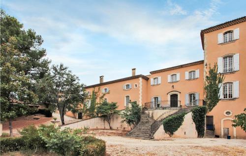 Apt House | Spacious 7-Bedroom Home in Apt with Pool & Pet-Friendly