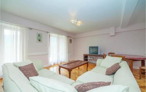 Crni Kal House | Charming 7 Bedroom Pet Friendly Home in Crni Kal