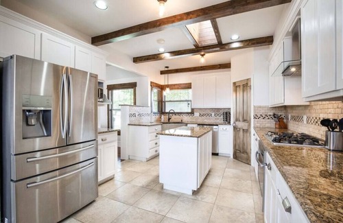 Austin House | Spacious 7 Bedroom Retreat with Pool & Hot Tub Awaits