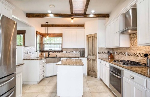 Austin House | Spacious 7 Bedroom Retreat with Pool & Hot Tub Awaits