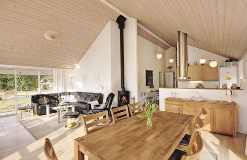 Skovgaarde House | Cozy Cottage Retreat with Massage Tub in Scenic Surroundings