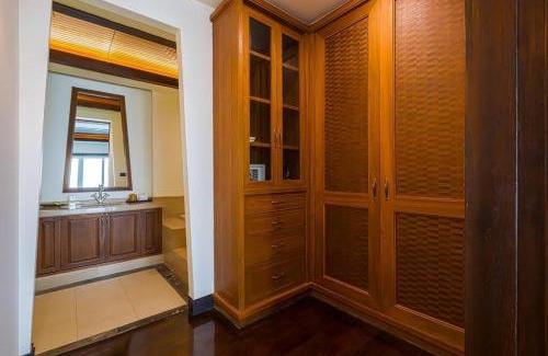 Hua Hin Villa | Beautiful 7 Bedrooms Mansion on the Golf Course!