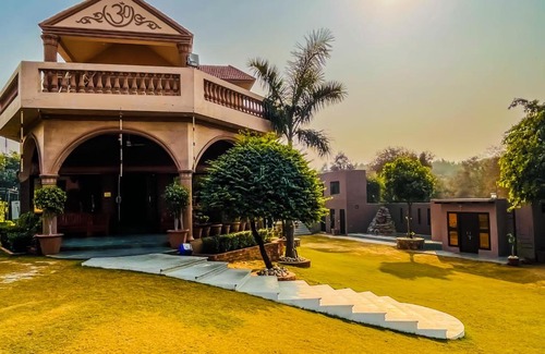 Gurugram Villa | Spacious 7 BHK Farmhouse in Gurgaon with Pool and Pets Welcome