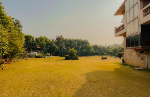 Gurugram Villa | Spacious 7 BHK Farmhouse in Gurgaon with Pool and Pets Welcome