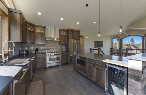 Mountain View Estates House | New 7 Bedroom Estate with Stunning Mountain Views & Hot Tub