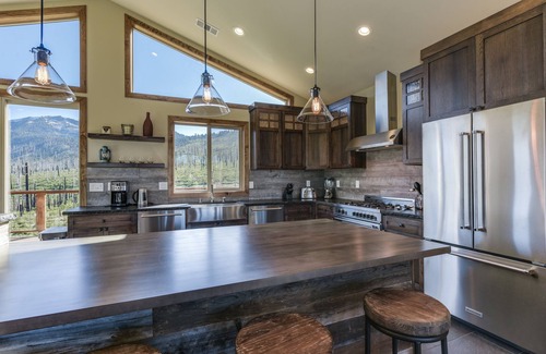 Mountain View Estates House | New 7 Bedroom Estate with Stunning Mountain Views & Hot Tub