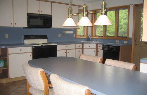 Corinth House | Spacious 7 BR House with Lake View and Pool Access