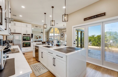 Highland Lake Estates House | Impressive Lakefront Estate with Kayaks & Spa for Families