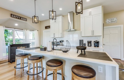 Highland Lake Estates House | Impressive Lakefront Estate with Kayaks & Spa for Families
