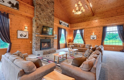 Rockbridge Cabin | Stay at 7 BR Pool Lodge Near Cantwell Cliffs - Rated 10/10!