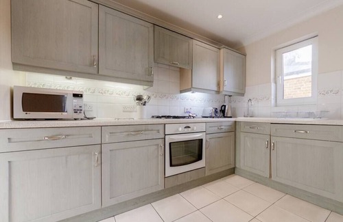 Wimbledon Apartment | Discover 7 Cascades: Family-Friendly One-Bedroom Retreat
