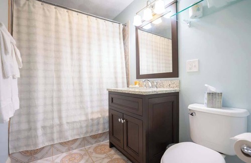 Newport East Hotel | Experience Comfort at Rheas Room 7 with Spa & Breakfast