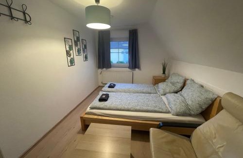 Memmingen House | Comfortable Doppelzimmer with Shared Bath & Family Amenities