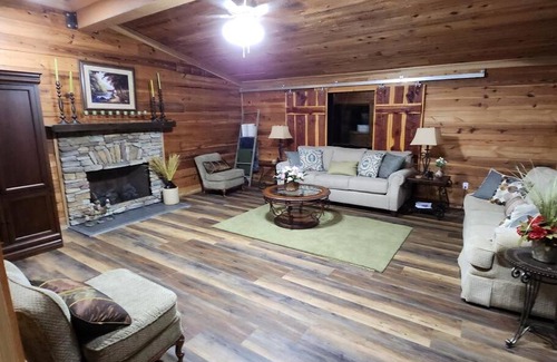 Guntersville Ski Chalet | Delightful Creekfront Lodge - Pet and Child Friendly Retreat