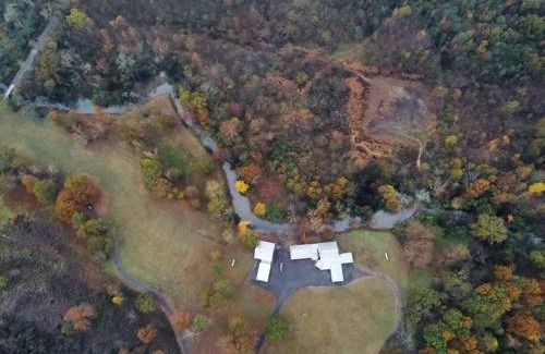 Guntersville Ski Chalet | Delightful Creekfront Lodge - Pet and Child Friendly Retreat